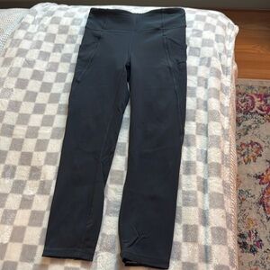 BARELY WORN!!! Lululemon cropped leggings with side pockets and back pocket!